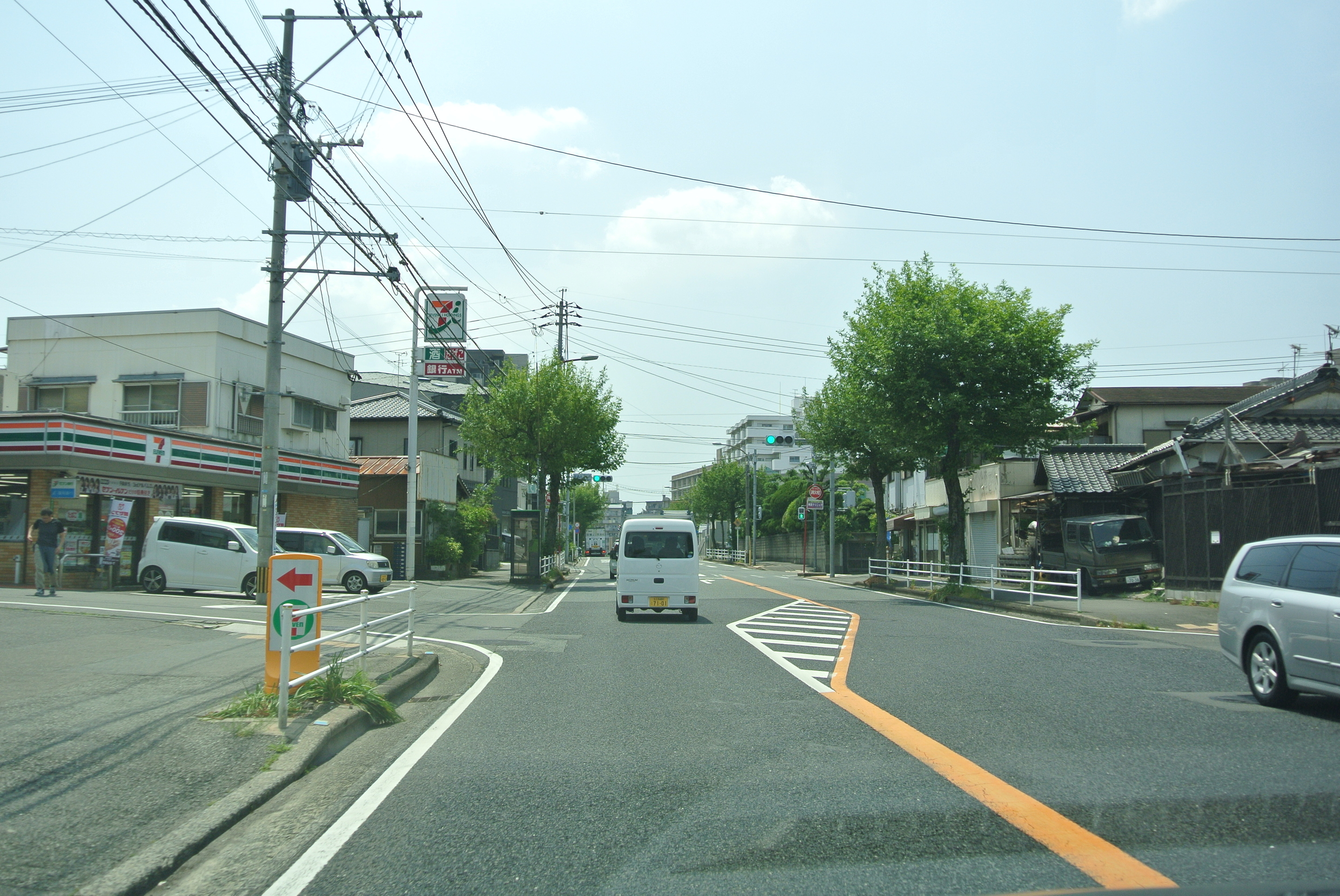 東鳴水2丁目交差点を左折