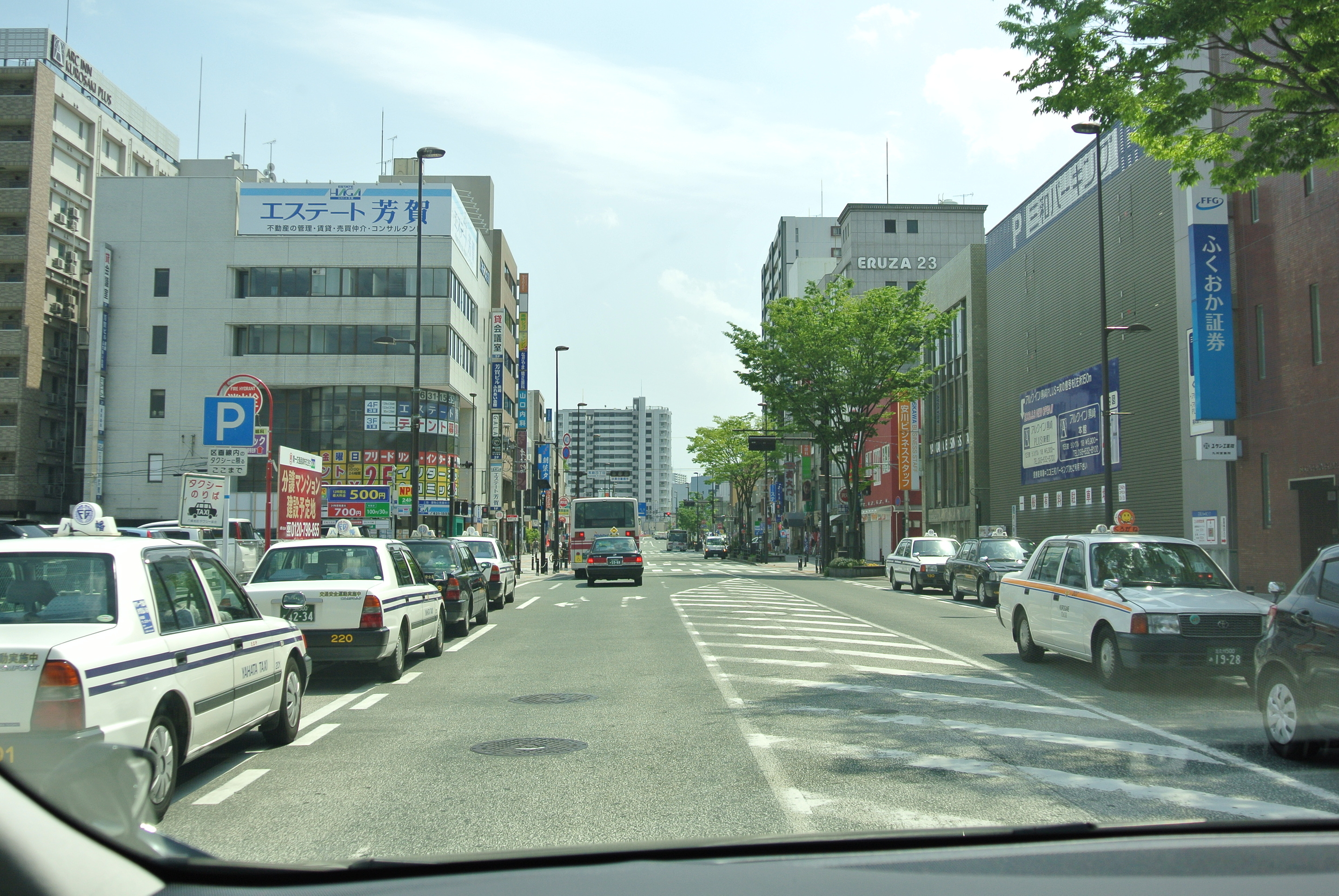 ふれあい通りを駅と反対方向に直進していただきます